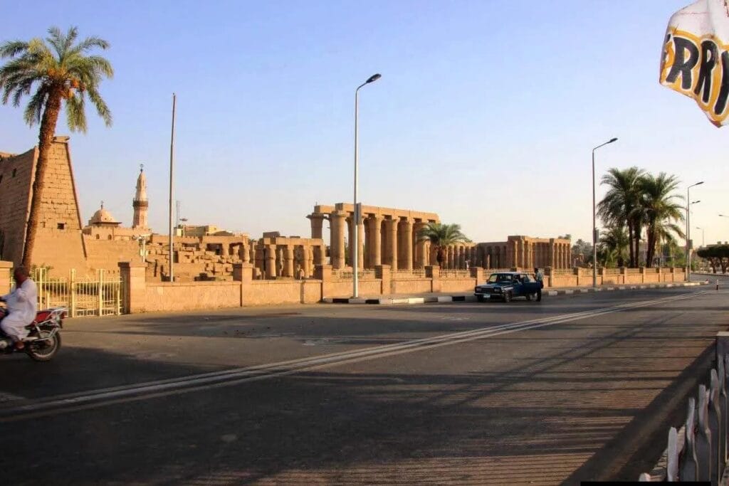 Luxor Tempel Reiseführer – Geschichte, Highlights, Eintritt & Tipps für Ihren Besuch 3 Luxor Tempel in den 1990er-Jahren – historische Außenansicht des Tempels