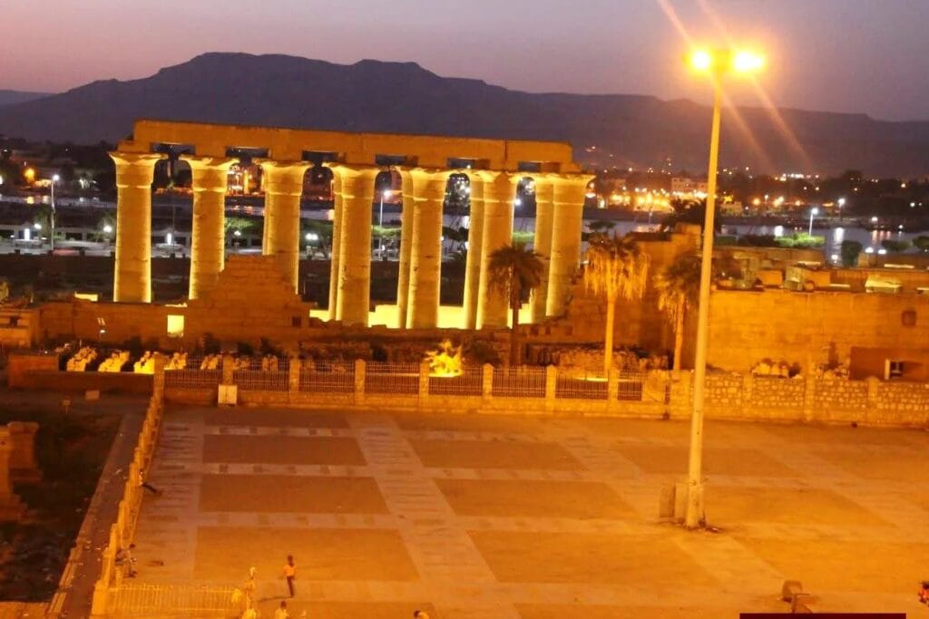 Luxor Tempel Reiseführer – Geschichte, Highlights, Eintritt & Tipps für Ihren Besuch 2 Luxor Tempel Beleuchtung – Der Tempel bei Nacht