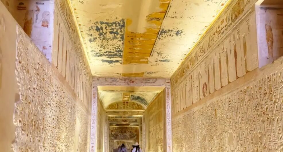 Eingang zum Grab von Ramses IV im Tal der Könige – Luxor Tour Vergleich