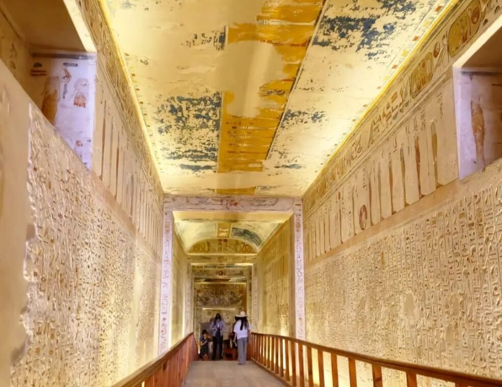 Luxor Ausflug Vergleich ab Marsa Alam und Hurghada – Welche Tour lohnt sich? 28 Eingang zum Grab von Ramses IV im Tal der Könige – Luxor Tour Vergleich