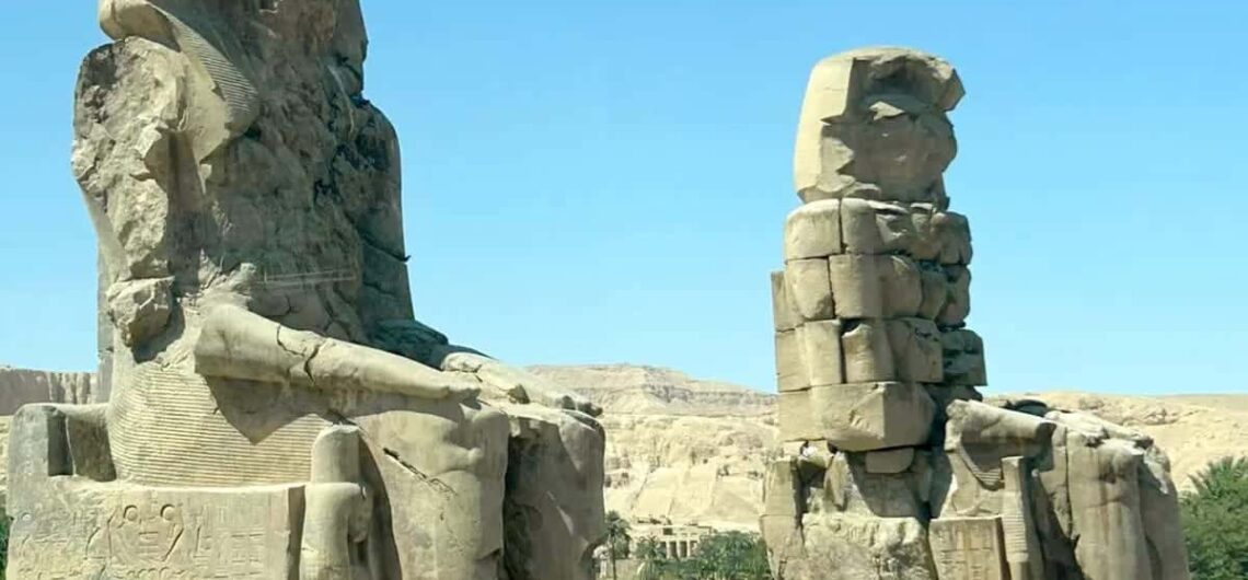 Memnonkolosse Guide – Die monumentalen Memnonkolosse in Luxor am Westufer des Nils