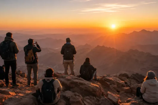 Mosesberg Katharinenkloster bei Sonnenaufgang mit Touristen auf dem Gipfel.