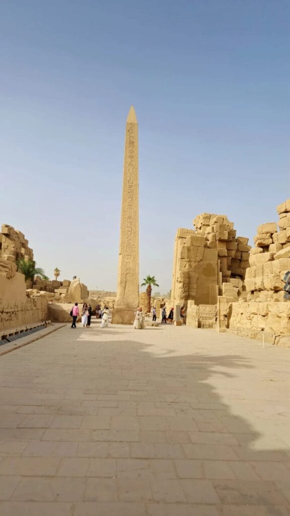 Der Obelisk der Hatschepsut zählt zu den bekanntesten Bauwerken im Karnak-Tempel und ist ein Meisterwerk der altägyptischen Architektur.
