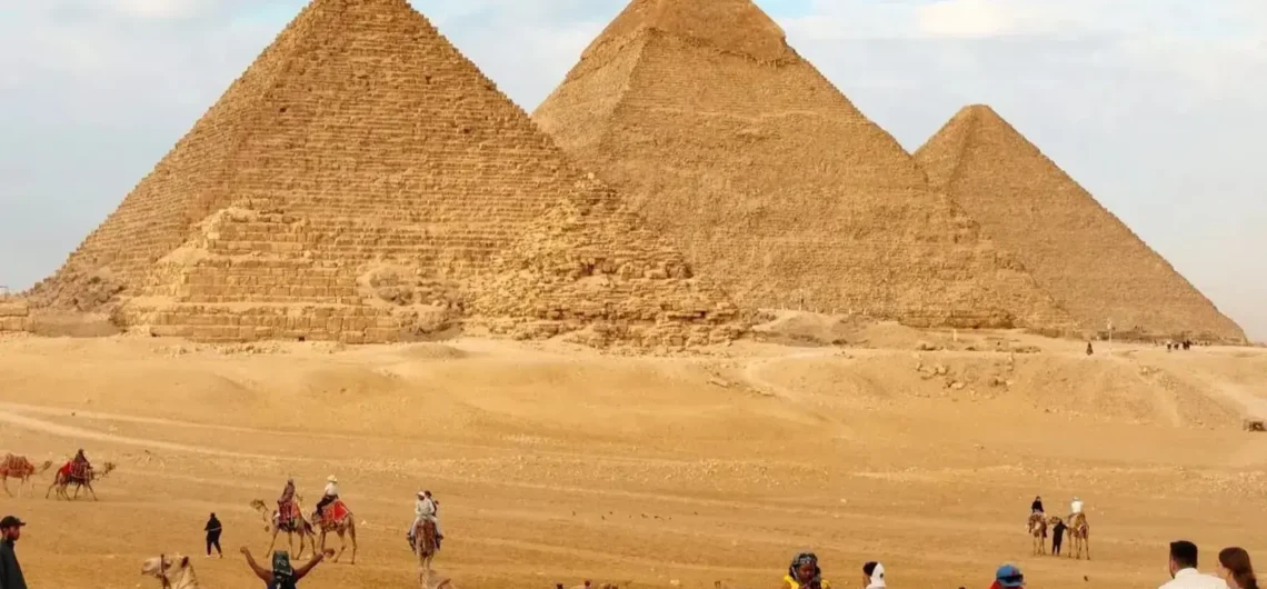 Pyramiden von Gizeh: Geschichte, Bauweise und spannende Fakten 1 Pyramiden von Gizeh mit Cheops-, Chephren- und Mykerinos-Pyramide.
