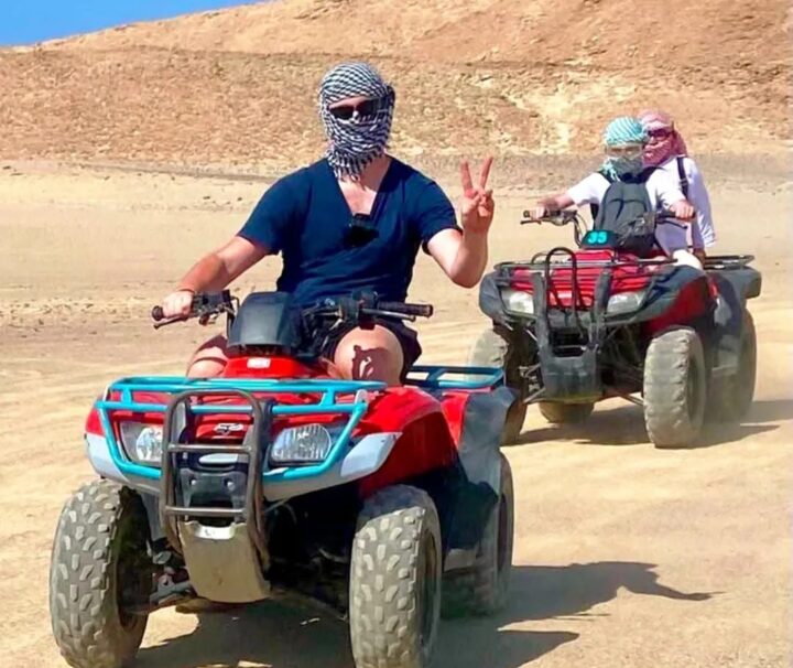 Quad Tour Makadi Bay – private Quad-Gruppe fährt durch die Eastern Desert bei Sonnenuntergang