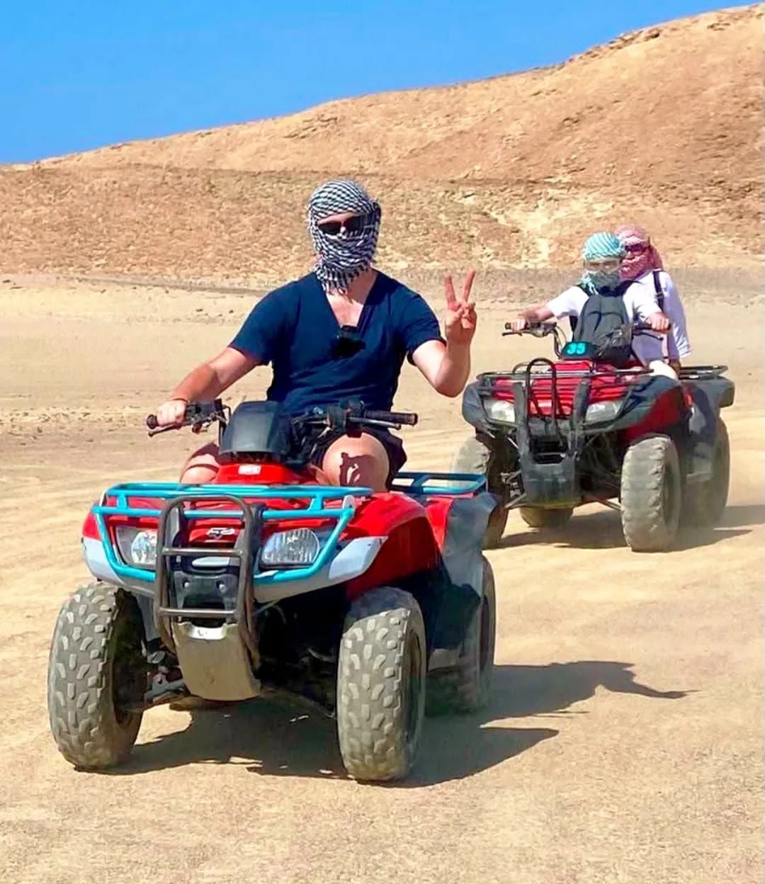 Quad Tour Makadi Bay – private Wüstensafari mit Kamelreiten und Sonnenuntergang 1 Quad Tour Makadi Bay – private Quad-Gruppe fährt durch die Eastern Desert bei Sonnenuntergang