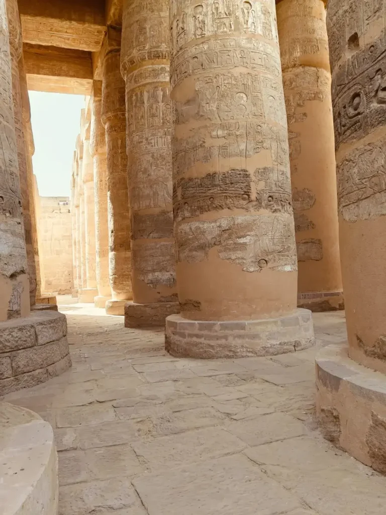 Ausflug El Quseir nach Luxor – Ihr Guide für 1- und 2-Tages-Touren 5 Von El Quseir nach Luxor – Säulensaal im Karnak-Tempel mit Ramses II.