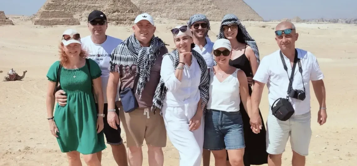 Safaga Sehenswürdigkeiten – Die schönsten Highlights, Strände und Ausflüge in Safaga 1 Safaga Sehenswürdigkeiten – kleine Reisegruppe vor den drei Pyramiden von Gizeh.
