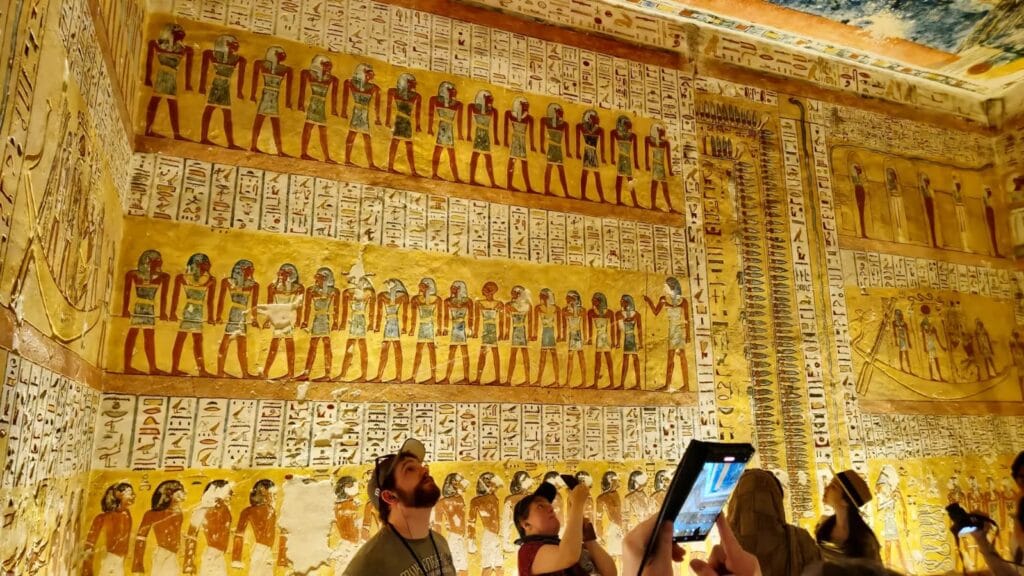 Grabkammer im Tal der Könige Luxor mit farbenfrohen Wandmalereien und Hieroglyphen.
