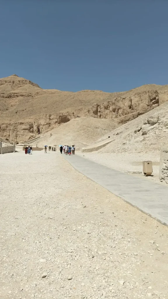 Ausflug El Quseir nach Luxor – Ihr Guide für 1- und 2-Tages-Touren 4 Tal der Könige Luxor bei einem privaten Ausflug ab El Quseir.