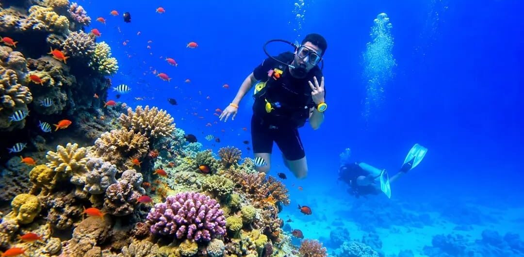 Tauchplätze Marsa Alam – Die schönsten Tauchspots im Roten Meer 1 Tauchplätze Marsa Alam – Taucher mit kompletter Tauchausrüstung am farbenfrohen Korallenriff