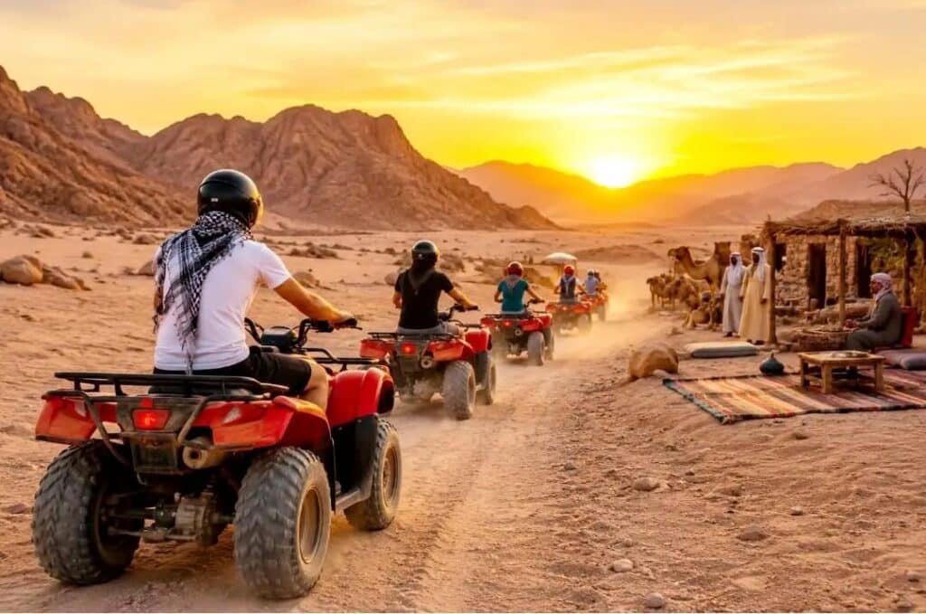 Die besten Ausflüge ab El Quseir 2026 | Private Touren auf Deutsch 6 Teilnehmer einer Quad Tour ab El Quseir während einer Wüstensafari durch die Arabische Wüste mit Beduinendorf, Kamelritt und Sonnenuntergang