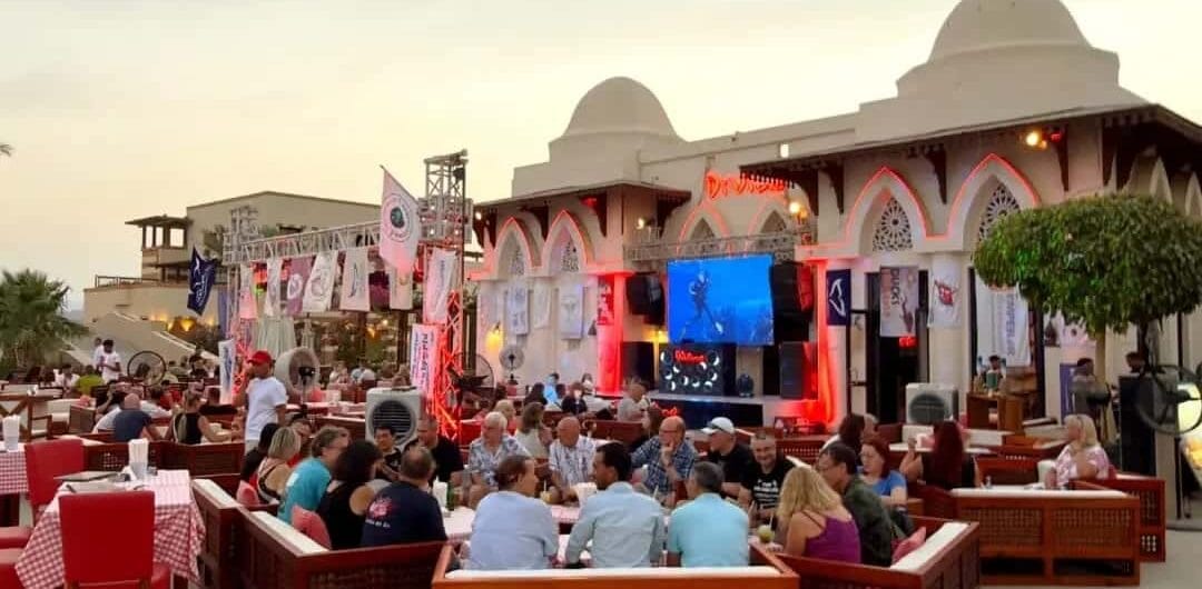 Was kann man in Port Ghalib machen? Dein Insider-Guide für einen unvergesslichen Urlaub 1 Was kann man in Port Ghalib machen? Gemütliches Café in der Marina von Port Ghalib mit entspannter Urlaubsatmosphäre.