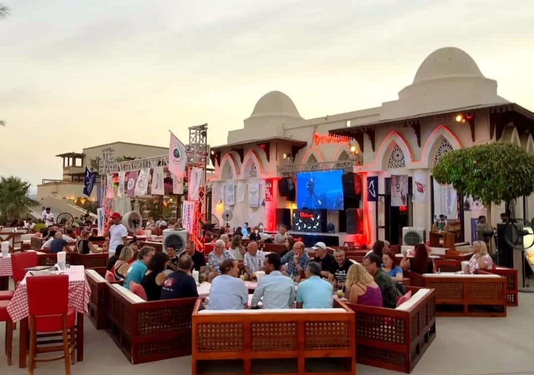 Was kann man in Port Ghalib machen? Dein Insider-Guide für einen unvergesslichen Urlaub 29 Was kann man in Port Ghalib machen? Gemütliches Café in der Marina von Port Ghalib mit entspannter Urlaubsatmosphäre.