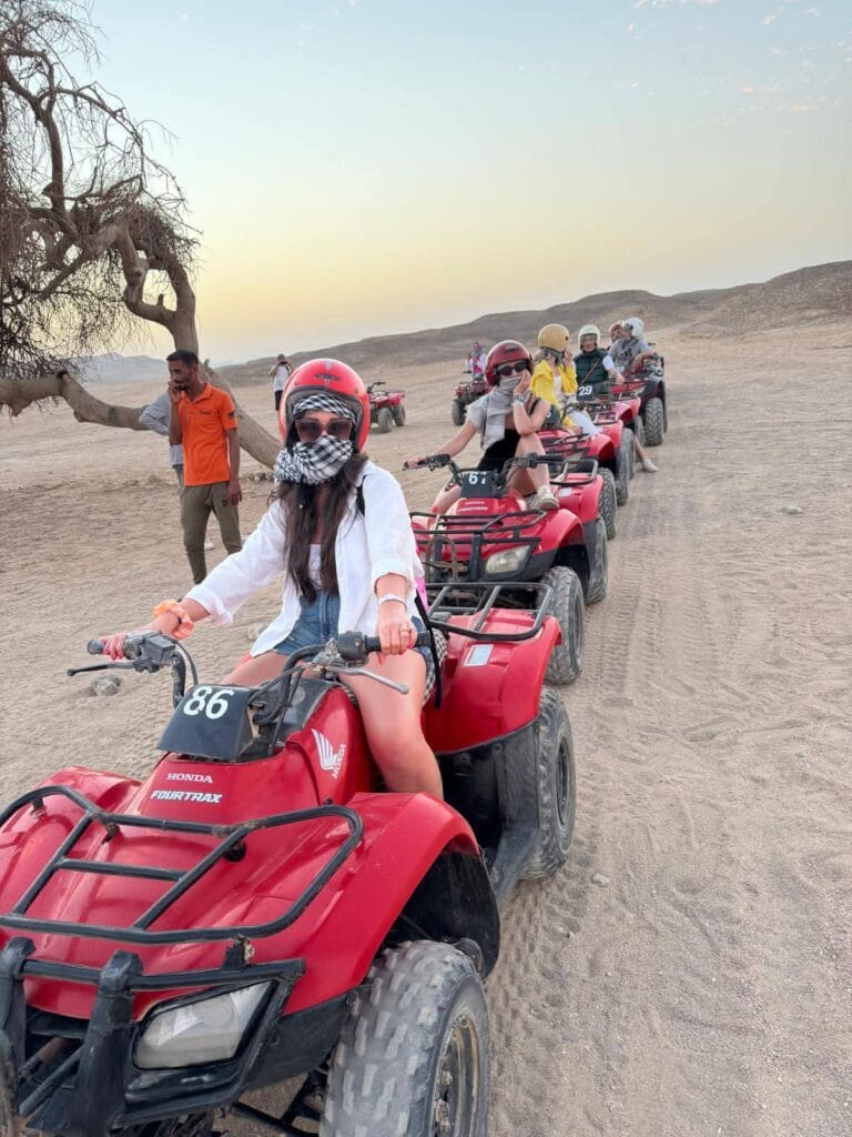 Gäste während einer Wüstensafari mit dem Quad in Marsa Alam
