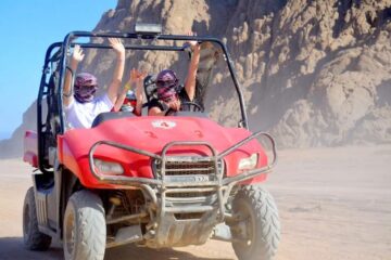 Wüstentour Ägypten Hurghada – Private Buggy Tour zum Sonnenuntergang 3 Wüstentour Ägypten Hurghada – Ehepaar fährt gemeinsam mit einem Buggy durch die Eastern Desert