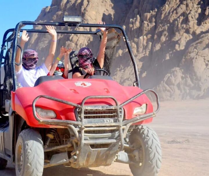 Wüstentour Ägypten Hurghada – Ehepaar fährt gemeinsam mit einem Buggy durch die Eastern Desert