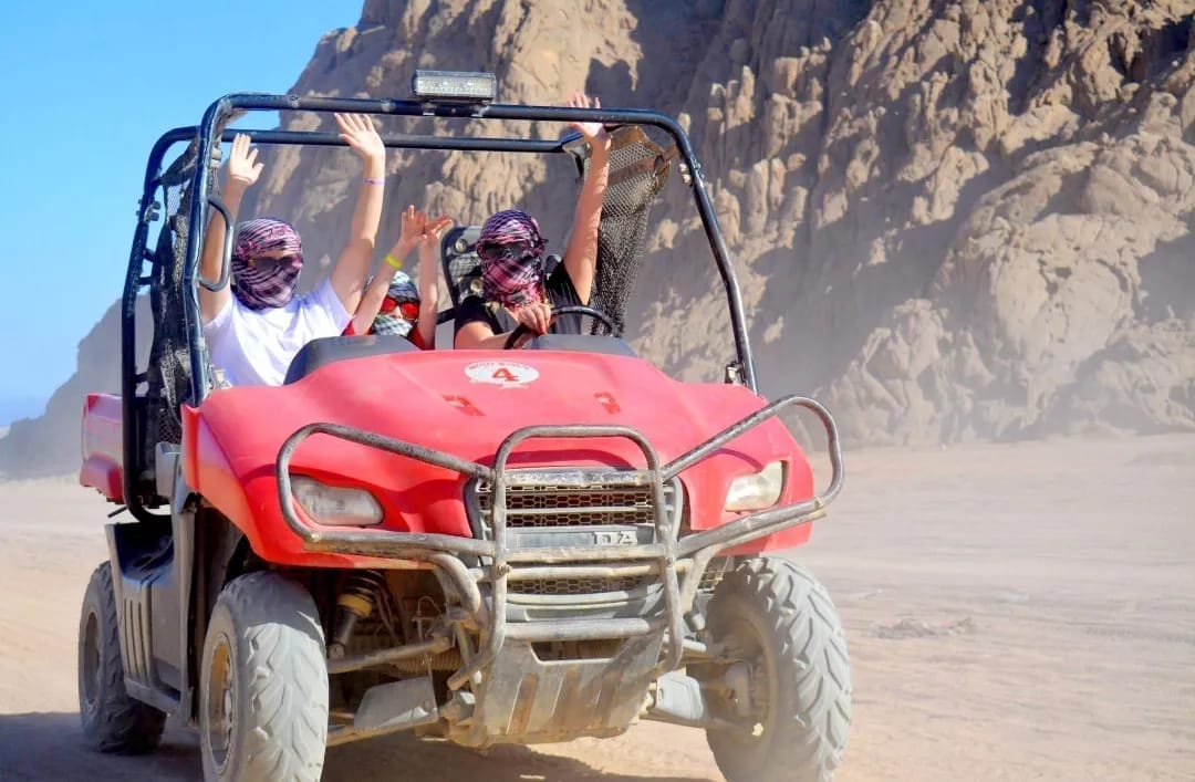 Wüstentour Ägypten Hurghada – Private Buggy Tour zum Sonnenuntergang 1 Wüstentour Ägypten Hurghada – Ehepaar fährt gemeinsam mit einem Buggy durch die Eastern Desert