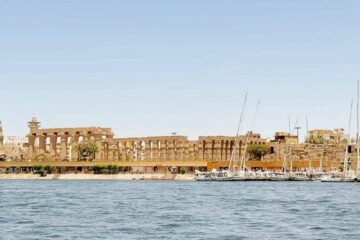 Zwei Tagesausflug von Port Ghalib nach Luxor 2 Touristen genießen eine entspannte Felucca-Fahrt auf dem Nil durch Zwei Tagesausflug von Port Ghalib nach Luxor