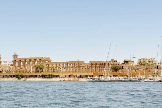 Touristen genießen eine entspannte Felucca-Fahrt auf dem Nil durch Zwei Tagesausflug von Port Ghalib nach Luxor