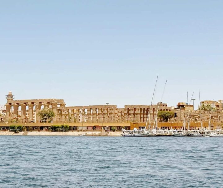 Touristen genießen eine entspannte Felucca-Fahrt auf dem Nil durch Zwei Tagesausflug von Port Ghalib nach Luxor