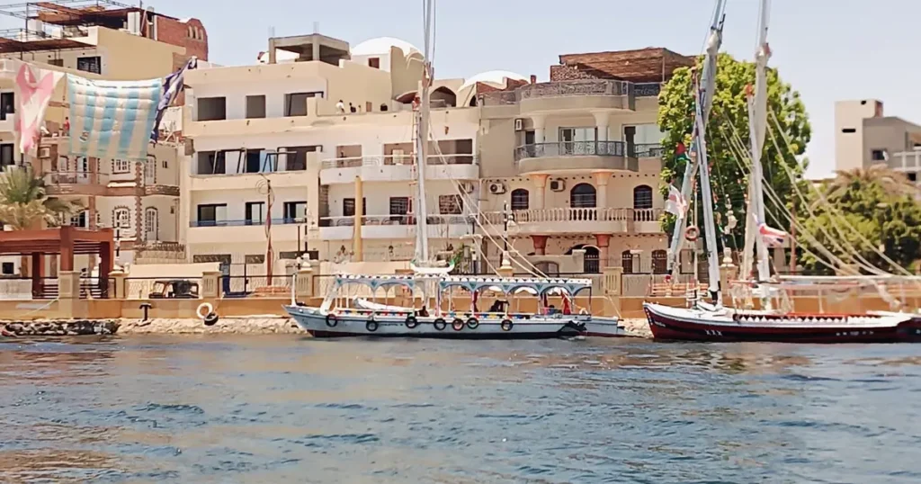 Die besten Ausflüge ab El Quseir 2026 | Private Touren auf Deutsch 2 Felukenfahrt auf dem Nil in Luxor bei einem Ausflug ab El Quseir.