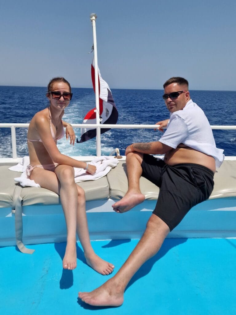 Gäste auf einem Ausflugsboot bei Hurghada Aktivitäten im Roten Meer.