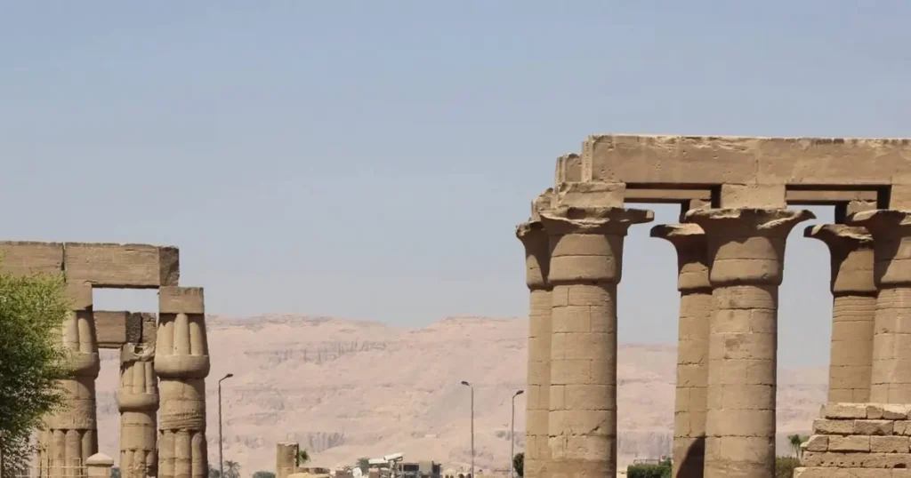 Luxor Tempel mit Säulen und Statuen in Ägypten.