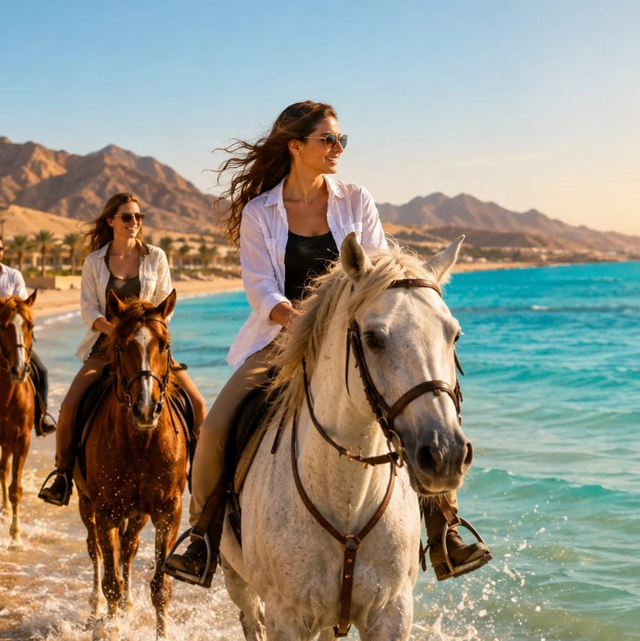 Reiten in Marsa Alam – Pferdesafari durch Wüste und Küste 1 Pferde Reiten in Marsa Alam bei einem Ausritt am Strand des Roten Meeres.