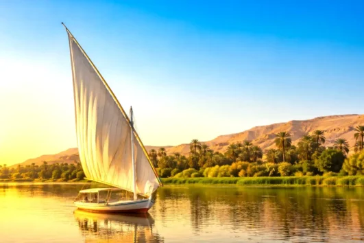 Felukenfahrt auf dem Nil beim Ausflug Hurghada Luxor mit Bananeninsel.
